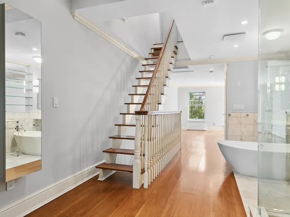 320 East 55th Street image 7 of 18