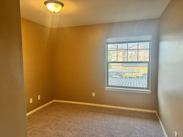 195-Santiam Village Apartments — Photo 19