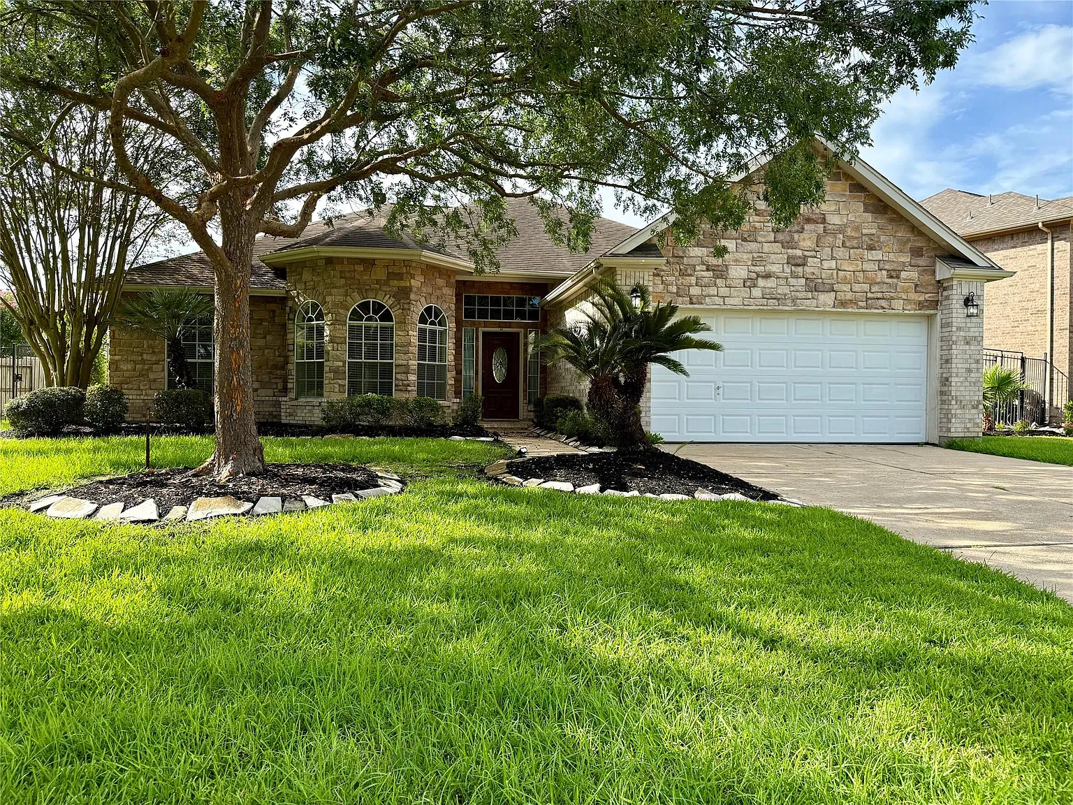 3 bed, 2.0 bath, 2505 sqft, $2,750 — Photo 1