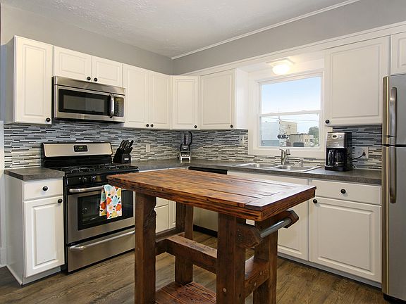 5th image of 140 N Elm St