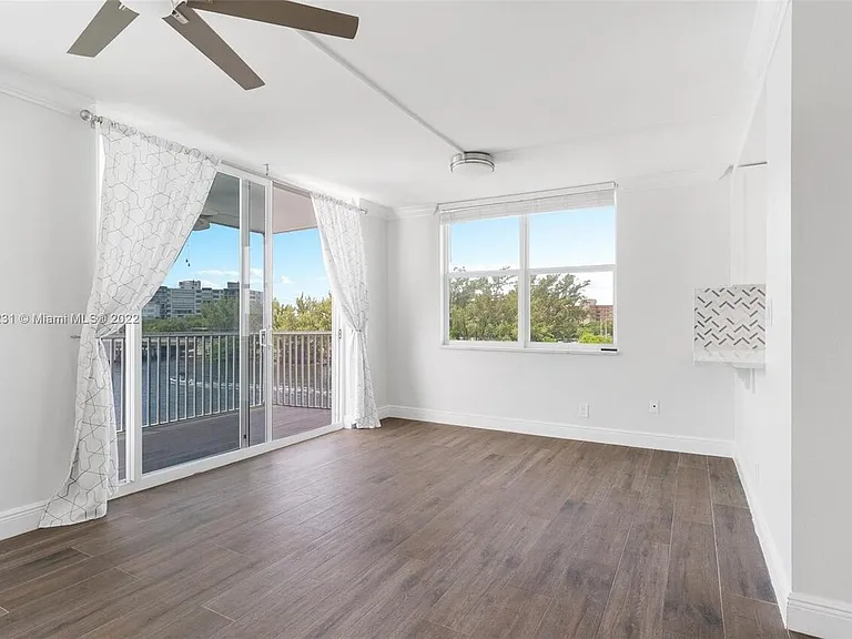 1505 N Riverside Dr #404 — Photo 6