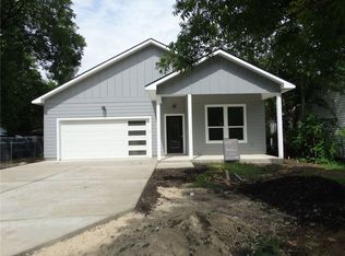 1122 Victoria St, Taylor, TX 76574