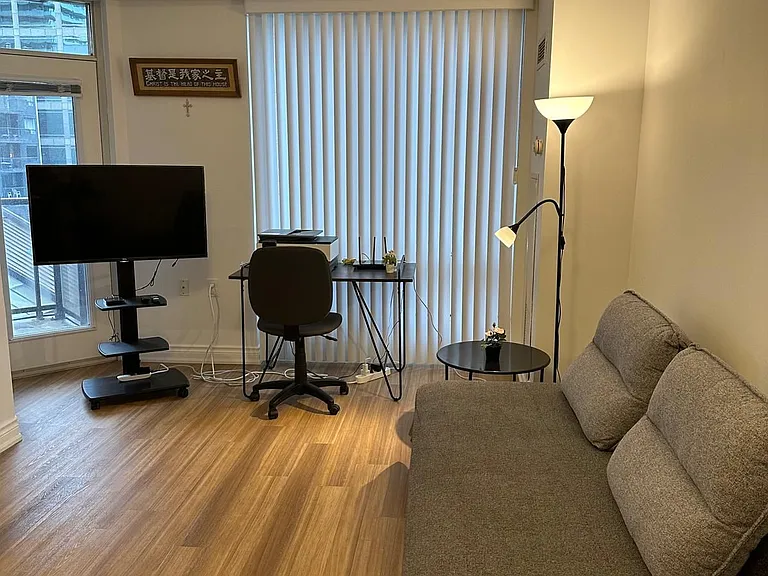 85 Bloor St E #1114 — Photo 4