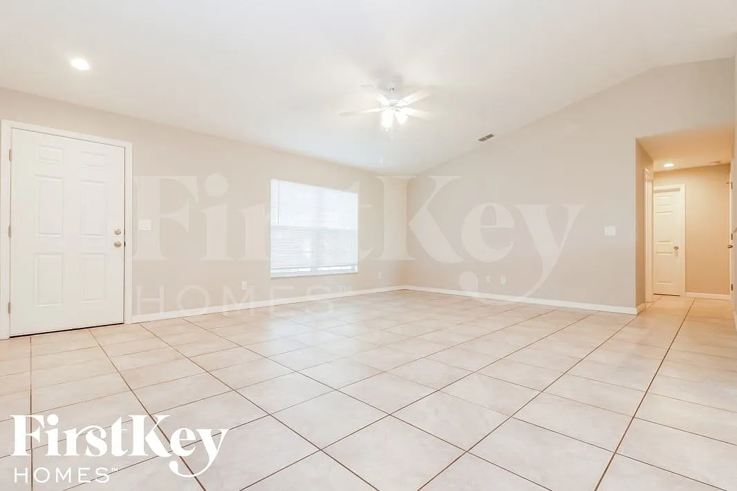 3 bed, 2.0 bath, 1612 sqft, $2,130 — Photo 2