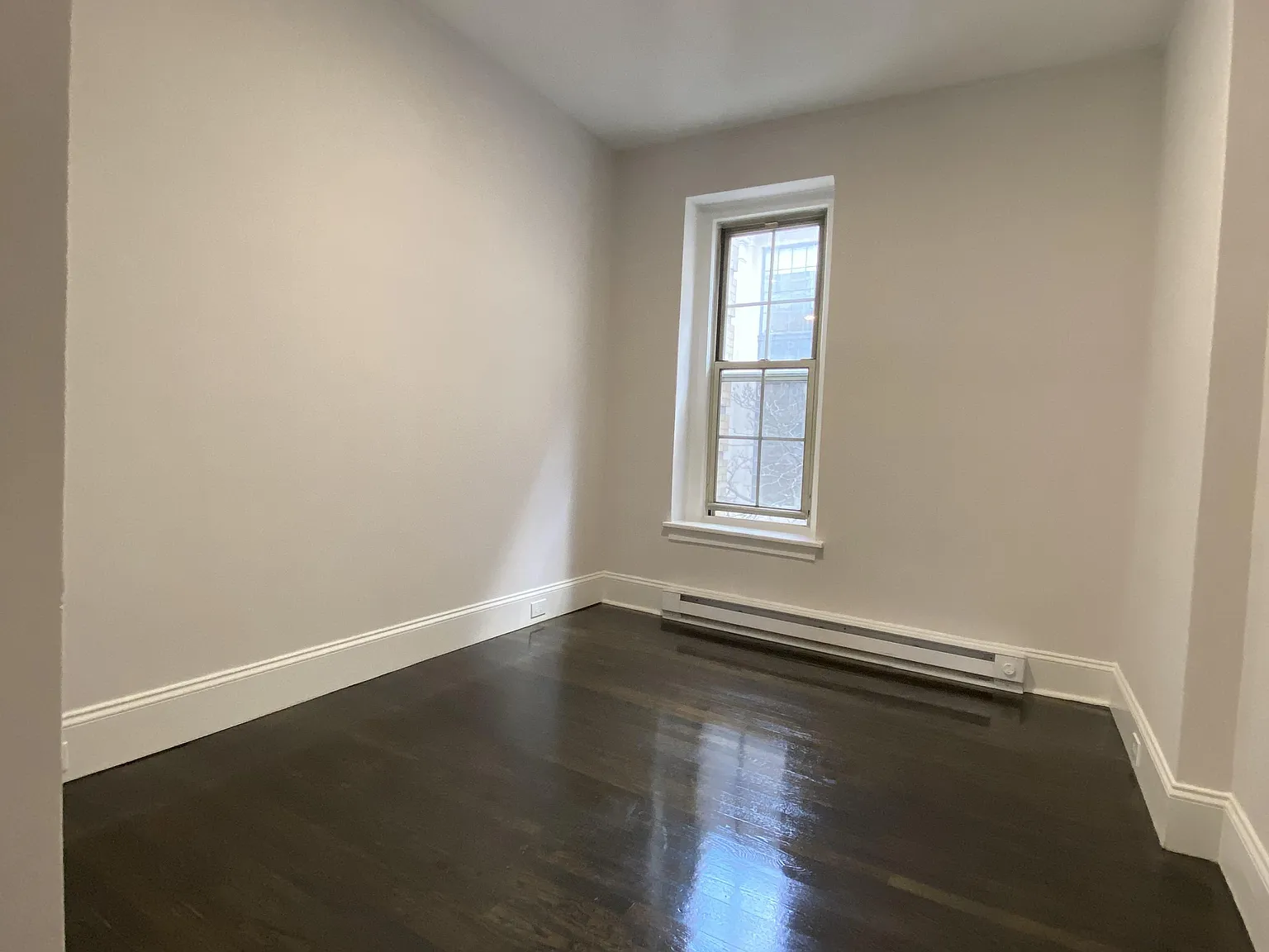 3 bed, 950 sqft, $5,460 — Photo 4