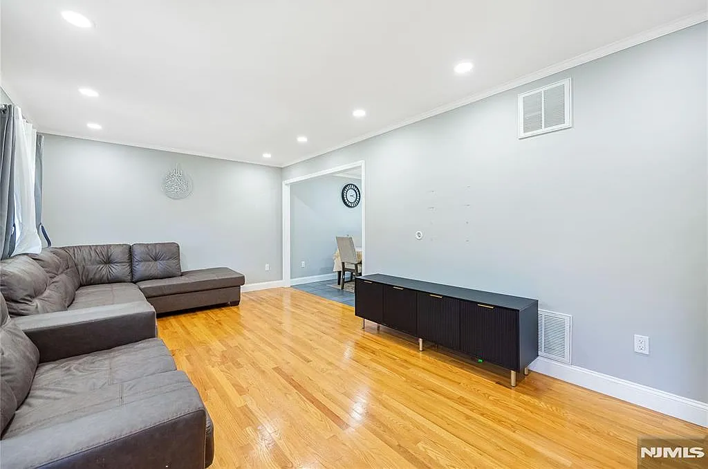3 bed, 2.5 bath, 1668 sqft, $6,000 — Photo 4