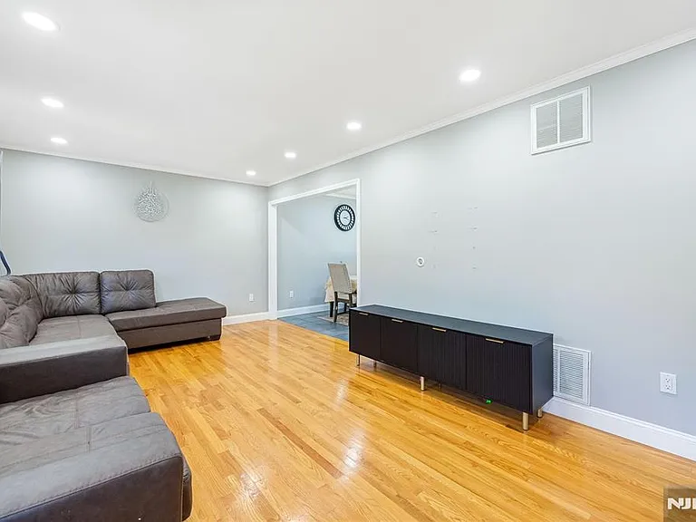 361 Walthery Ave — Photo 4