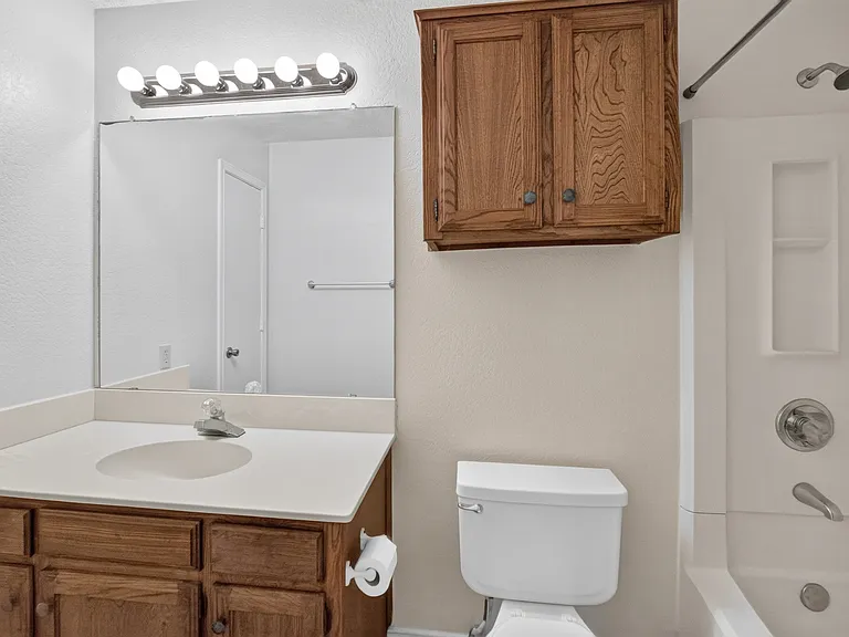 1115 Lombard Ln — Photo 9