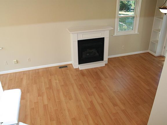 4th image of 608 Crestwood Dr