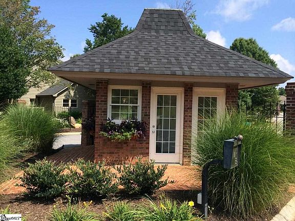 3rd image of 418 Hunters Cir