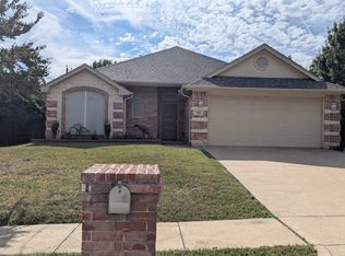 929 Meadowcrest Dr, Burleson, TX 76028