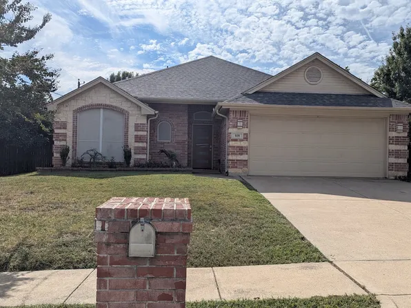 929 Meadowcrest Dr, Burleson, TX 76028