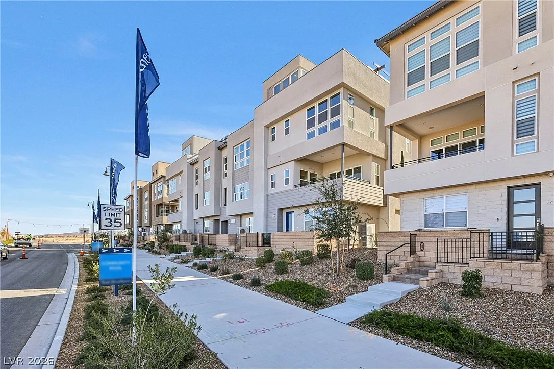 4 bed, 3.5 bath, 2364 sqft, $3,000 — Photo 4