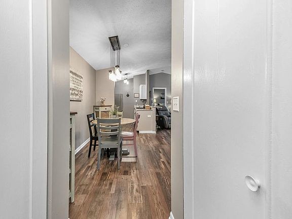 4th image of 5981 Meadowcreek Dr #10