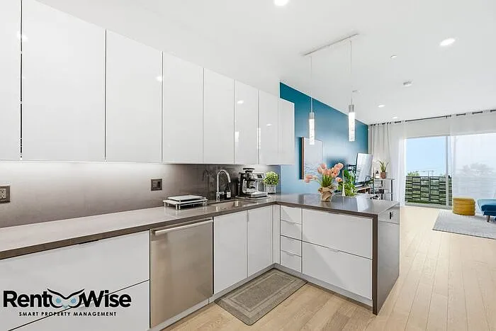 594 Hudson Ave — Photo 10