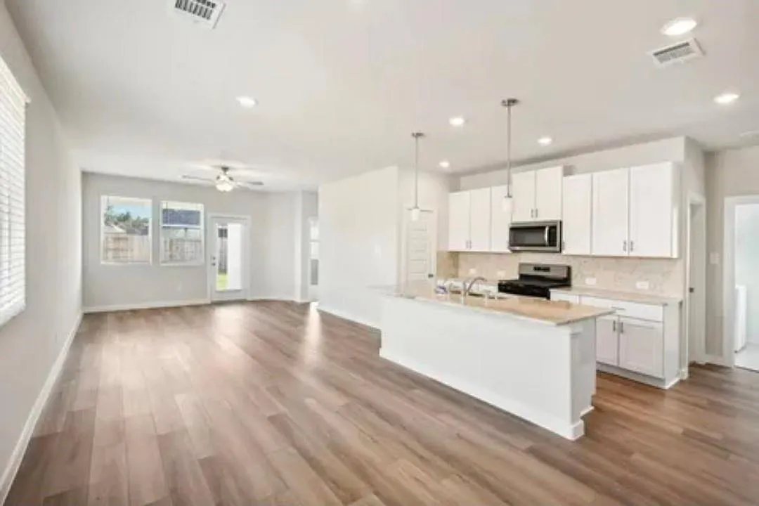 3 bed, 2.0 bath, $2,200 — Photo 4