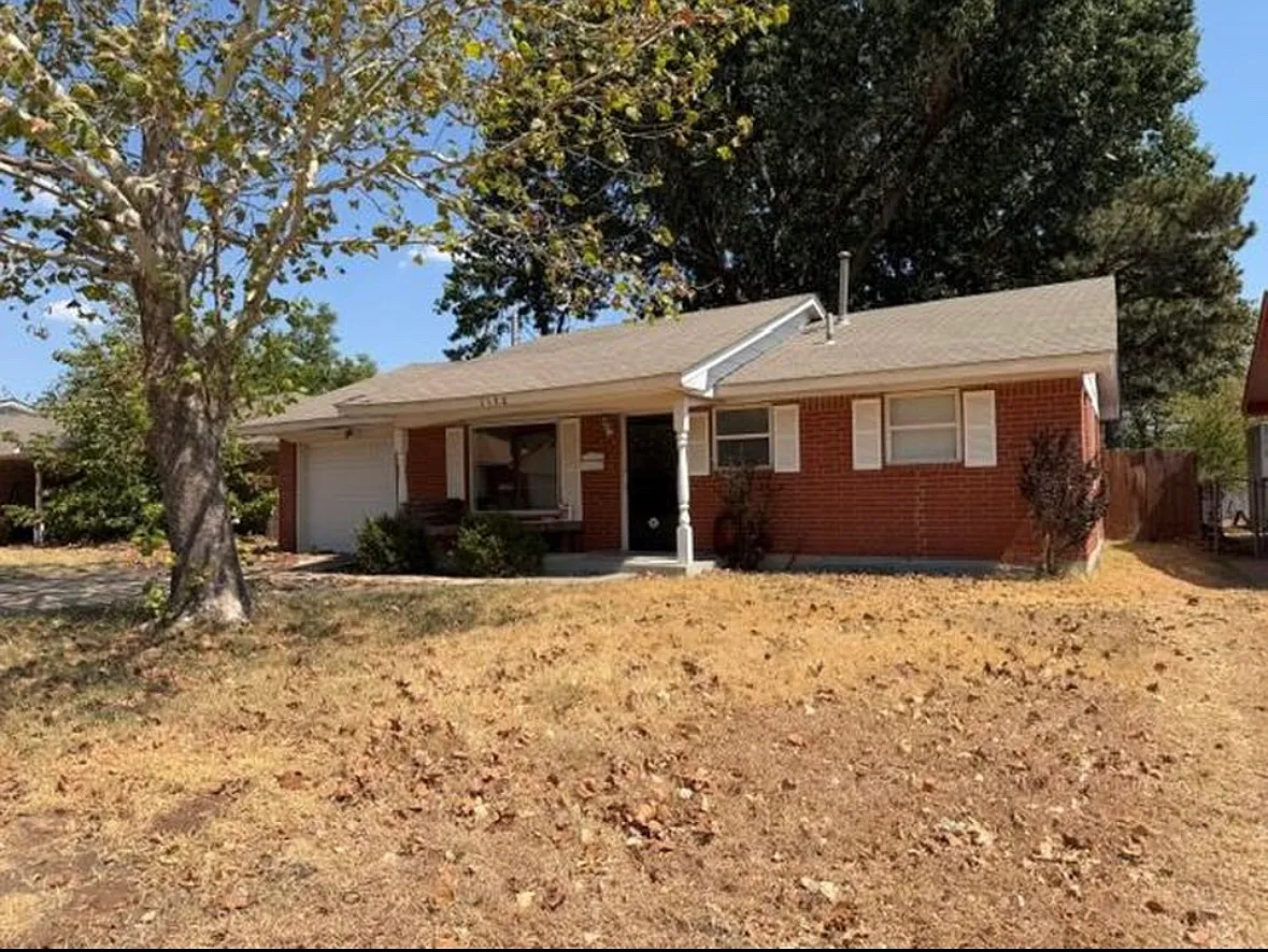 3 bed, 858 sqft, $1,300 — Photo 2