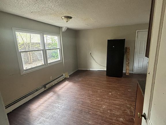 5th image of 981 Burr St