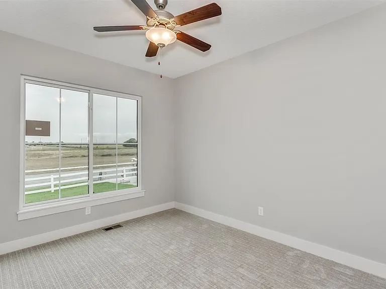 2418 N Bluestone St — Photo 14