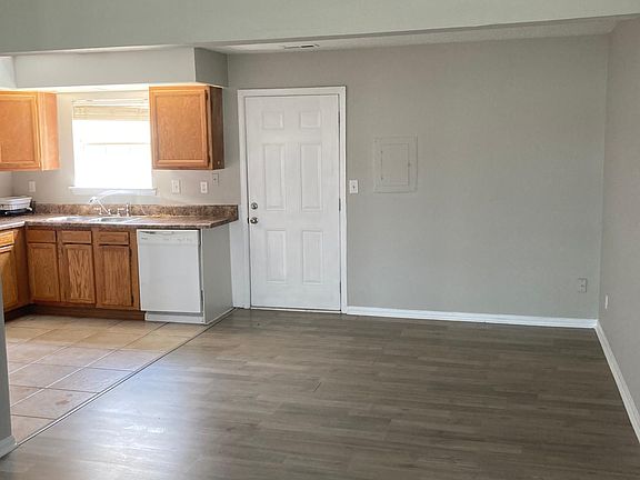 3rd image of 3510 Woodburne Dr