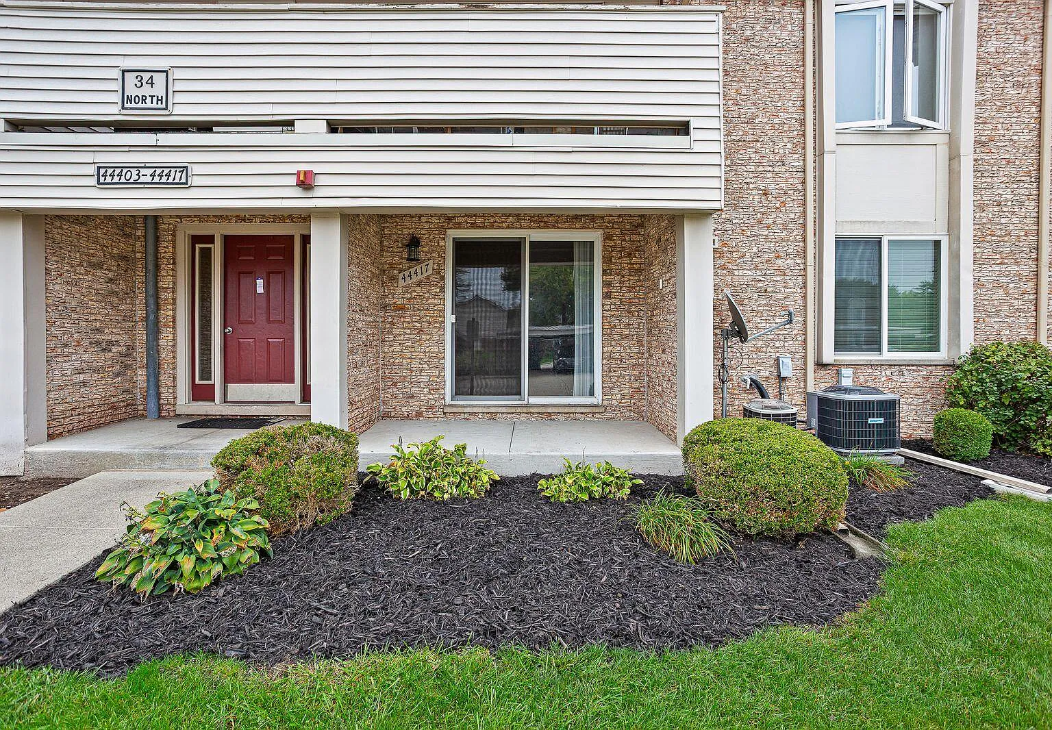 2 bed, 1.0 bath, 995 sqft, $1,300 — Photo 2
