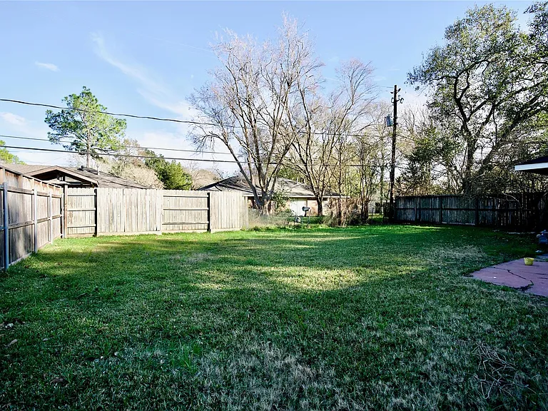 8733 Robindell Dr — Photo 9