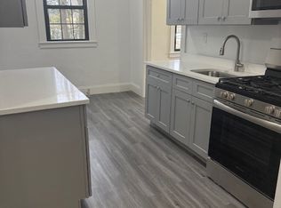 28 W Neck Rd APT 1C, Huntington, NY 11743