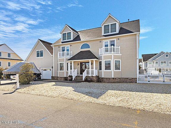 3rd image of 305 Sloop Lane