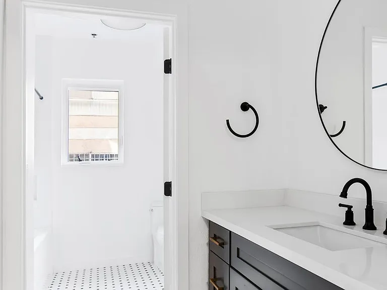 900 S Harvard Blvd #201 — Photo 5