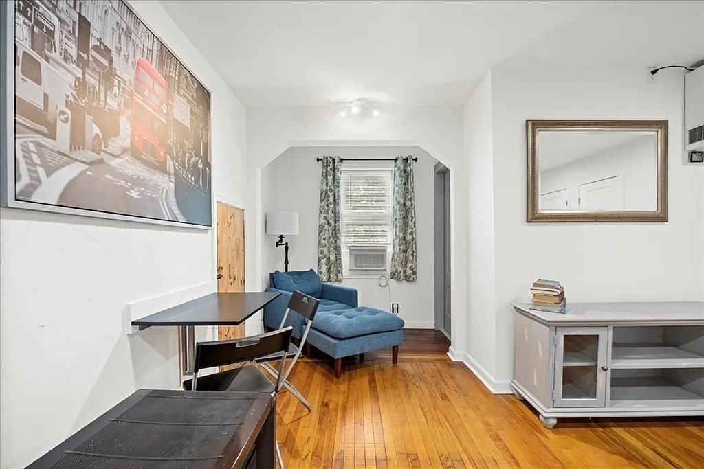 3 bed, 1200 sqft, $2,100 — Photo 3
