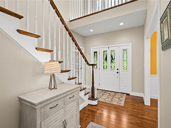 4th image of 320 Hedgerow Dr
