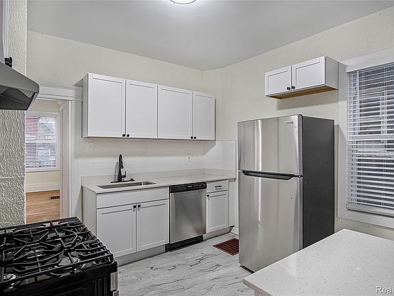 5th image of 427 Melbourne St