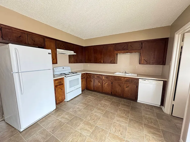 2202 Hunt Dr — Photo 7