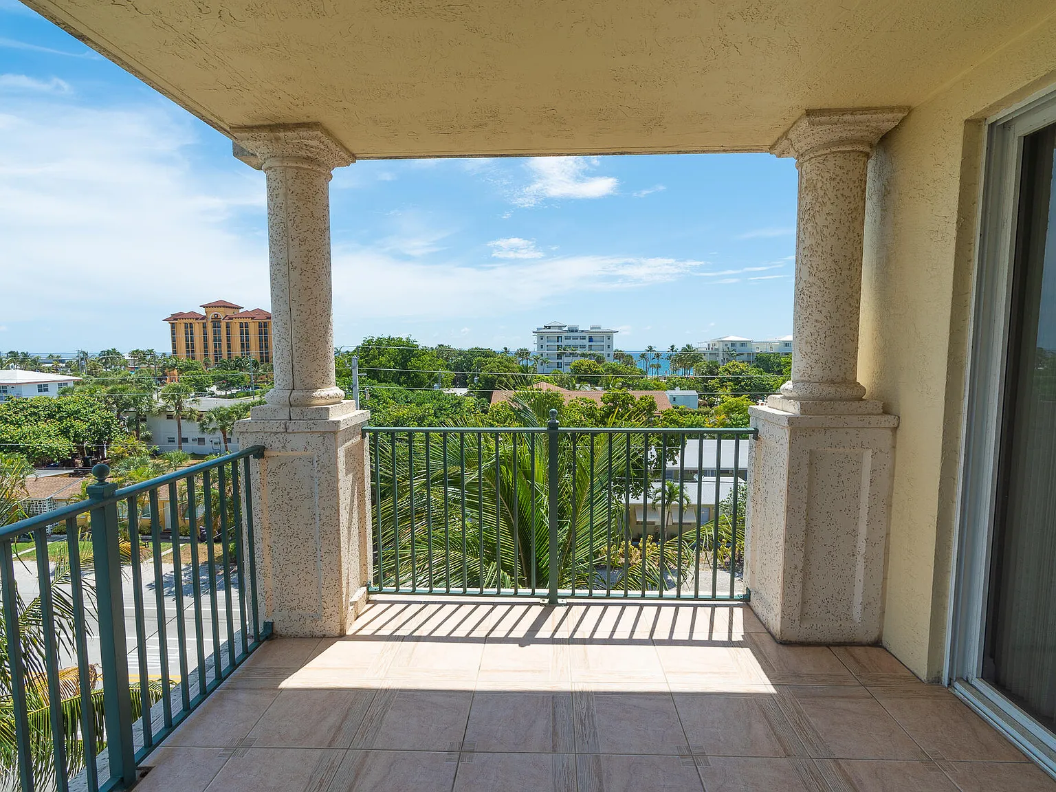 3 bed, 2.0 bath, 2021 sqft, $5,000 — Photo 1
