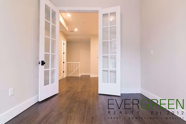 Rented by Evergreen Apartments BK | media 9