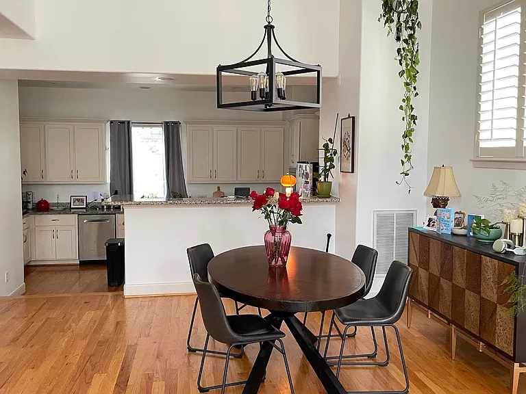 5016 Lillian St — Photo 2