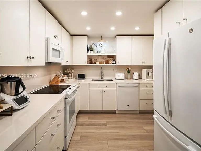 210 Sea View Dr #501 — Photo 9