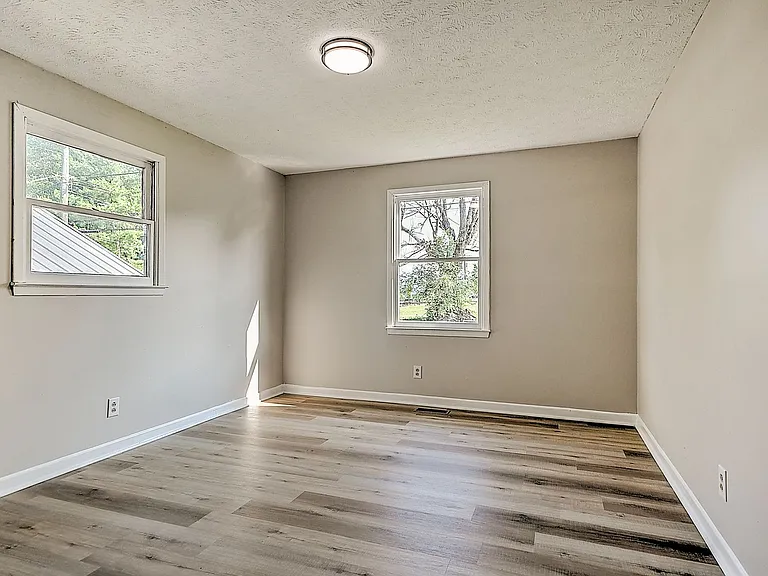 921 Elizabeth St — Photo 13