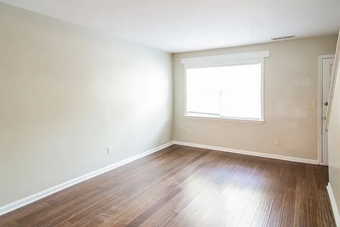 2 bed, 1.5 bath, 900 sqft, $2,045 — Photo 2