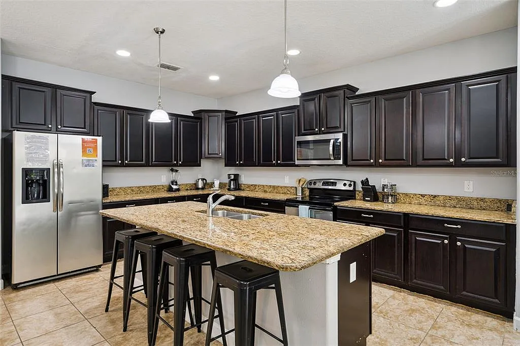 6 bed, 5.0 bath, 3291 sqft, $3,400 — Photo 4