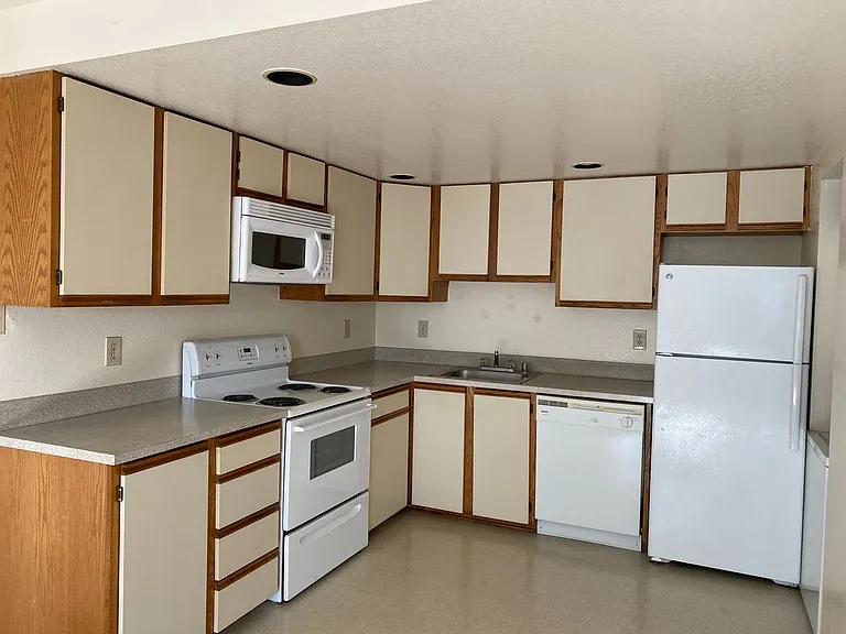 University Court Apartments — Photo 43