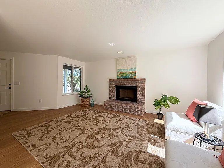 5117 9th Ave NE — Photo 3