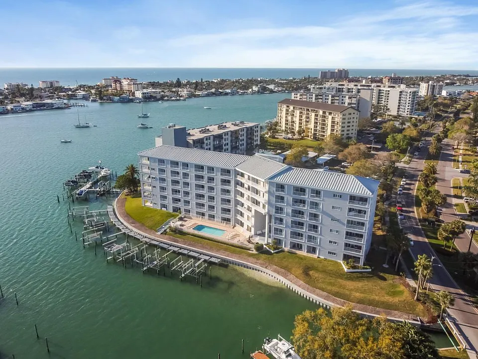 610 Island Way #205