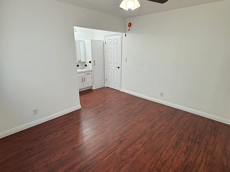 Hollyking Apartments — Photo 41