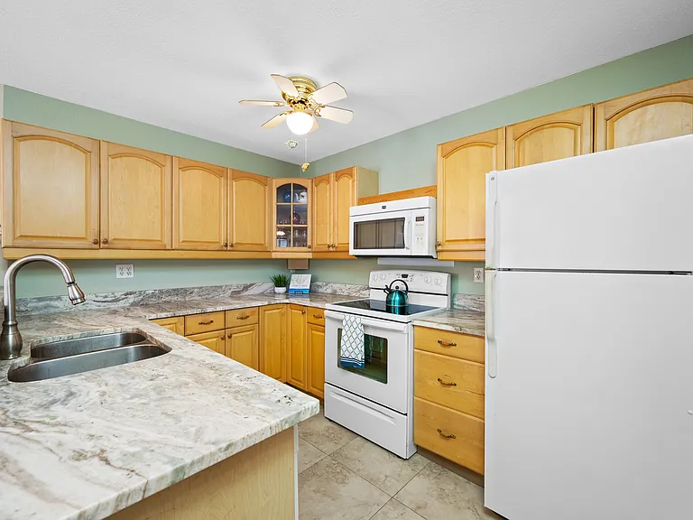 3301 Crystal Ct #D — Photo 10