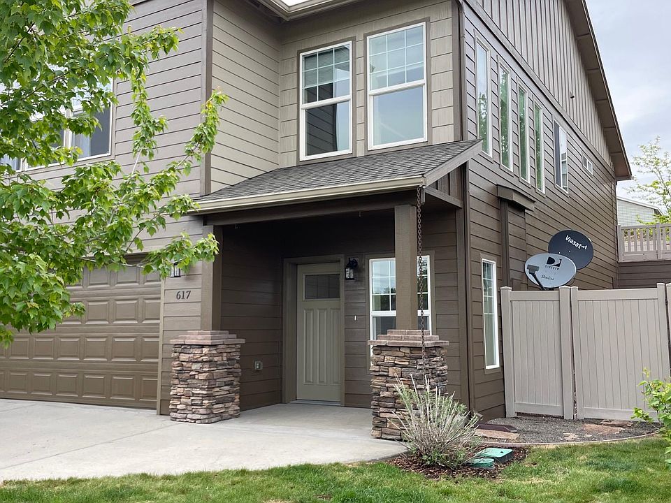 1st image of 617 NE Brookstone Dr