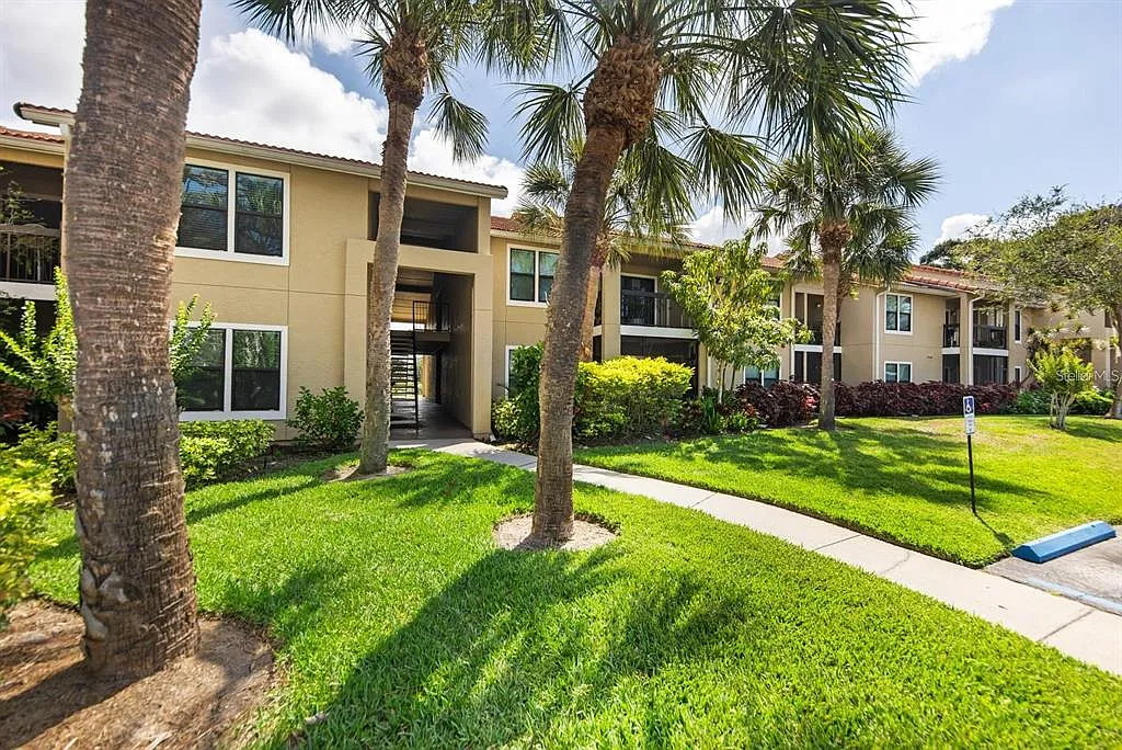 3 bed, 2.0 bath, 1272 sqft, $2,000 — Photo 2