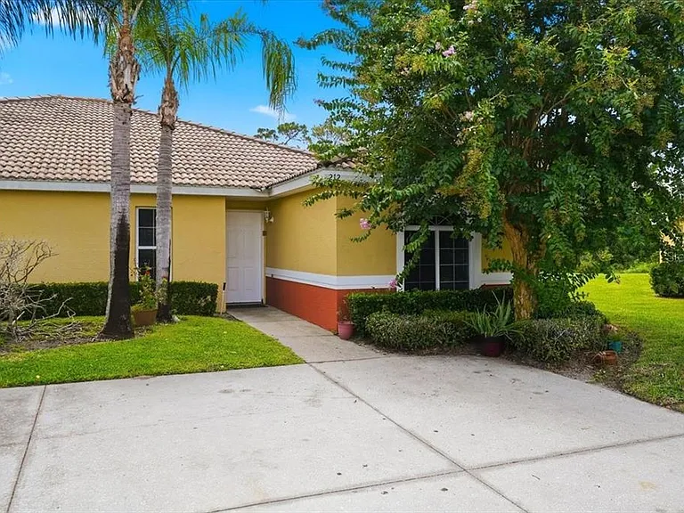 212 Ocean Bluff Dr — Photo 1