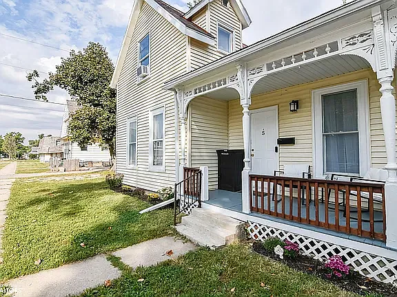 5 W Lincoln St — Photo 2