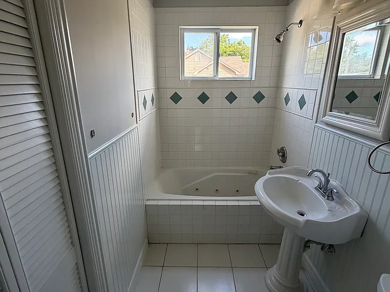 809 Howard St — Photo 5